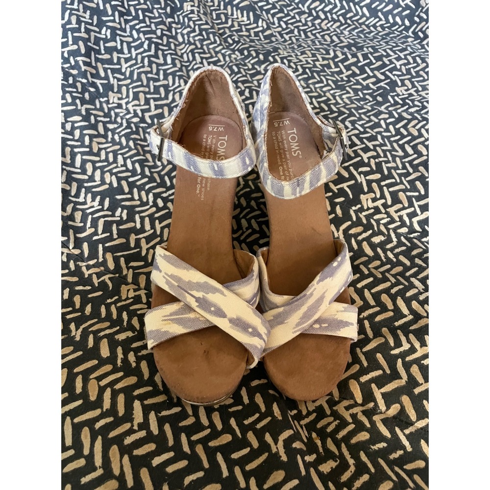 TOMS Wedges Size W7.5 White Blue Ikat Fabric‎ Ankle Strap Heels Sandals